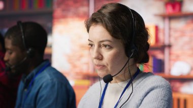 Yapay Zeka Müşteri Hizmetleri yazılımını kullanarak çağrı merkezi çalışanı. Müşteri hizmetleri ajanı CSM sistemindeki müşteri etkileşimlerini kaydetmek için yapay zeka teknolojisini kullanıyor. Kamera A