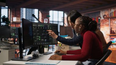 Tükenmiş yapay zeka girişimi çalışanı bilgisayardaki veri tabanlarını incelerken alnını ovalıyor, enerji elde etmek ve kodlamaya devam etmek için CTO yöneticisinden kahve alıyor, kamera A