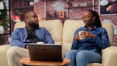 Mutlu insanlar rahat koltuklarında oturup çay içip sohbet ediyorlar, boş zamanlarında gülüyorlar. Şefkatli bir bağ ve sıcaklık yürek ısıtan bir yaşam tarzı yaratır. Kamera B.