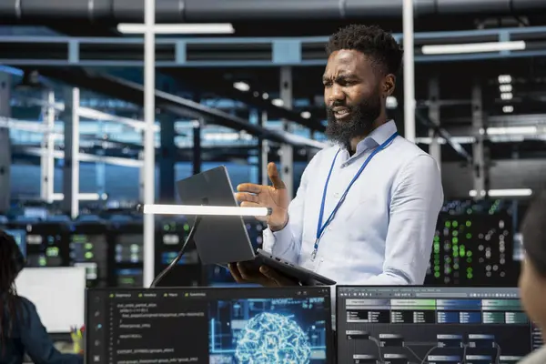 Veri merkezindeki yönetici yapay zeka kullanan bilgisayar modelini kullanıyor. Cihazları etkileyen aksaklıklar yüzünden kafası karışmış. Bozuk yapay zeka öğrenme algoritmalarından rahatsız olan somurtkan sunucu odası çalışanı