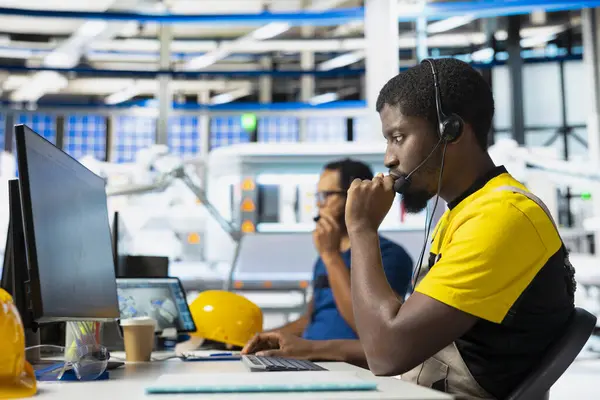 Güneş enerjisi erkek uzmanı. Güneş paneli santralinde uzaktan destek sağlıyor. Müşteri destek merkezinde çalışıyor. Mühendis satış temsilcisi uzak sorun çözme sisteminde yardım teklif ediyor.