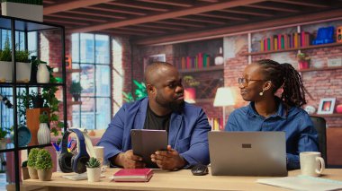 Modern bir dairedeki cihazlar üzerinde internette gezinen serbest çalışanlar, sanal bir çalışma alanında bir bağımsızlık, bağlantı ve üretkenlik yaşam tarzı gösteriyorlar. Çoklu görev. Kamera A.