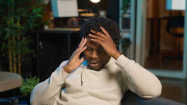 Ağrı ve yüksek ateşten muzdarip serbest çalışan bir adam kanepede oturup işini bitirmeye çalışıyor. Siyah erkek duygu sömürücü hasta ve hasta hissediyor, dizüstü bilgisayar kullanıyor. Kamera B.