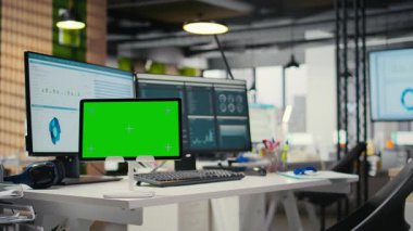 Bilgisayarlı ve tabletinin maketi olan, hava tahmini ve iş stratejisi için analitik araçların sergilendiği boş, lüks bir çalışma istasyonu. Modern gelişimi ve operasyonel verimliliği destekle.