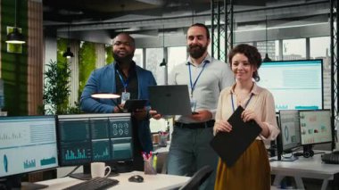 Çok ırklı çalışanların portresi performans ölçümleri ve yüksek teknoloji ile çalışıyor, iş stratejilerini ve çok uluslu bir şirkette başarı ve sonuç elde etme hedeflerini hizalıyor. Kamera A.