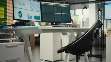 Çok uluslu bir şirketteki boş çalışma alanı veri tahmini için hazırlanmış analitik görüşlü bilgisayarları gösteriyor, yönetim hedefleri kurumsal hedeflerle aynı hizada. Girişim işi.