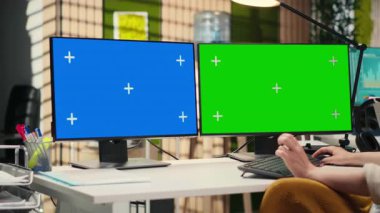 Girişim danışmanı, yenilikleri yönlendirmek için yeni bir geliştirme planı ve strateji uygulayarak, finansal grafikleri modellemenin yanında inceliyor. İş başarısı ve verimlilik için performans. Kamera B.