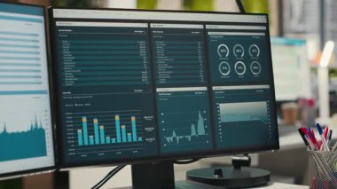 Tahminde bulunmak, geliştirmeyi analitik ve performans ölçümleriyle planlamak için bilgisayarları olan boş kurumsal iş istasyonları. Çalışma alanındaki sinerji ve verimlilik.