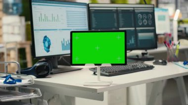 Boş kurumsal çalışma alanı dijital kaynaklar ve maket ekran, rapor yazma, strateji geliştirme ve örgütsel hedefler ve hedeflerin hizalanması için hazır alan.