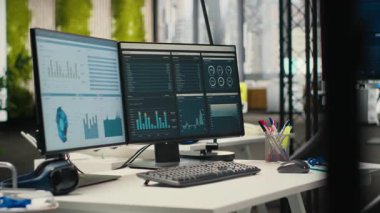 Boş iş bürosu kaynaklar ve çift monitörler, tahmin etmek ve rapor yazmak için dijital araçlarla donatılmıştır. Verimlilik ve performans için iş stratejisi geliştirme.