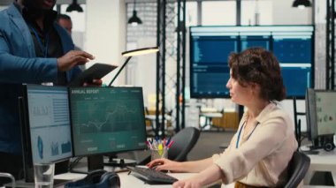 Başarılı görevler başardıktan sonra, zaferin tadını çıkaran ve uzmanlıklarından memnun olan mutlu meslektaşlarımız beşlik çakıyor. Çeşitli insanlar başarıyı kutluyor, arkadaş canlısı bir yer. Kamera B.