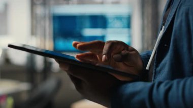 İnsan performans ölçüm bilgilerini tablet, iş stratejisi ve inovasyonla ilgili değerlendirmeleri kapatırken aynı zamanda işyeri verimliliğini de koruyor. Hedeflere ve başarıya odaklan. Kamera B.