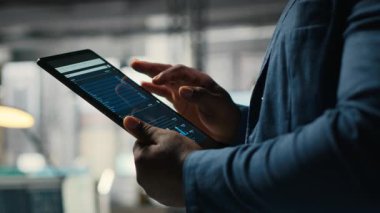 Siyahi çalışanların kapatılması tablet üzerindeki çizelge analiz oturumlarına katılıyor, veri içgörüleri ve raporları kullanarak iş stratejisini verimli proje uygulaması hedefleriyle uyumlu hale getiriyor. Kamera B.