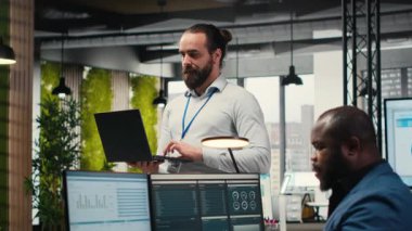 Genel müdür, çok uluslu bir şirket ofisindeki iş performansını tahmin etmek için dijital teknolojiyi kullanarak, yönetimi optimize etmek için veri içgörülerini kullanan strateji raporları hazırlıyor. Kamera B.