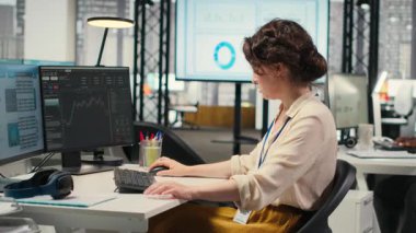 Küresel pazar eğilimlerini kutlayan memnun finans danışmanı, yükselen göstergelerin keyfini çıkarıyor ve zenginlik ve refahla mutlu oluyor. Eski ticaret başarısı, ekonomik büyüme. Kamera B.