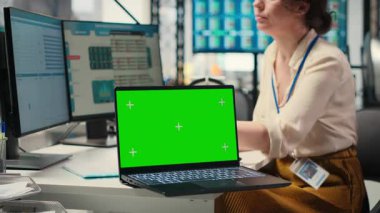 Şirket personeli dizüstü bilgisayardaki modelleri analiz etmek, iş yönetimi verimliliğini artırmak ve büyüme hedeflerine ulaşmak için strateji raporları hazırlamak için ikili monitörler kullanır. Kamera B.