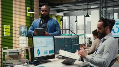 Siyah işletme yöneticisi yeni bir strateji geliştirmeye, yeni bir fırsat için kaynak ve analiz planlamaya odaklandı. Kurumsal büyümeye ulaşmak. Kamera A.