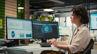 Veri paylaşımı ve birlikte çalışma alanındaki optimizasyon modellerinin sinerjisini kullanarak, verimlilik tanıma için yapay zeka kullanmayı öğrenen kadın çalışan. IT şirketinin yapay zekası. Kamera A.