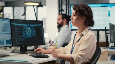 Veri paylaşımı ve birlikte çalışma alanındaki optimizasyon modellerinin sinerjisini kullanarak, verimlilik tanıma için yapay zeka kullanmayı öğrenen kadın çalışan. IT şirketinin yapay zekası. Kamera B.