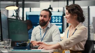 İş ortakları, finansal tahminler ve veri kavrayışları, modern bir çalışma alanında neşeli bir takım çalışması hakkında bir tartışmaya girişiyor. Erkek ve kadın hedefe ulaşmayı garantiliyor. Kamera B.