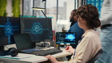 Ofis yöneticisi AI analiz platformu ile aylık raporları kontrol ediyor, sinirsel ağ algoritmaları ve iş verimliliği için otomasyon kullanıyor. IT şirketi temsilcisi. Kamera B.