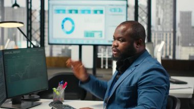 İş yerindeki kötü duruşunu düzelten zenci bir işadamı yoğun çalışmadan dolayı sırt ve boyun ağrısı ile baş ediyor. Yönetici verimlilik ve verimlilik görevlerini çözüyor. Kamera B.