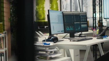 Çok uluslu bir şirketteki boş çalışma alanı veri tahmini için hazırlanmış analitik görüşlü bilgisayarları gösteriyor, yönetim hedefleri kurumsal hedeflerle aynı hizada. Girişim işi.