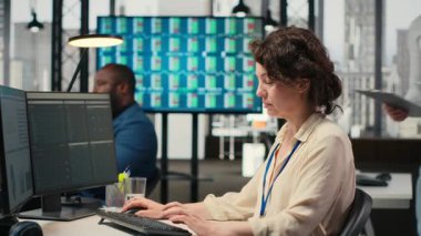 Meslektaşlar çevrimiçi grafikleri ve kaynak tahsisini analiz ederek, performans raporlarını hazırlarken iş arkadaşları arasındaki ilişki ve sinerjiyi gösteriyorlar. Ağ kurmak. Kamera B.