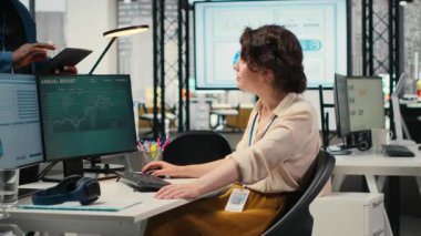 Çeşitli erkek ve kadınlar iş yerinde beşlik çakarak birbirlerini tebrik ediyorlar, ofis arkadaşları başarılı proje tamamlanmasının keyfini çıkarıyorlar. Çok uluslu şirketlerde günlük işler. Kamera B.