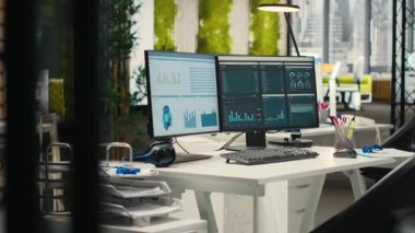 Geliştirme stratejisi, veri analizi ve performans ölçümlerinin planlanmasına yardımcı olmak için mali tanılama yapan çift monitörlü boş iş ofisleri. Çalışma alanında verimlilik.