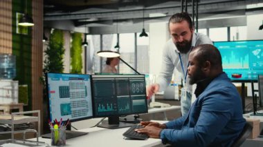 Yönetici ve asistan aylık raporlardan veri topluyor, performans ölçümlerini gözden geçiriyor ve proje hedeflerine uygun grafikler yaratıyorlar. Yenilik ve başarı için takım çalışması. Kamera A.