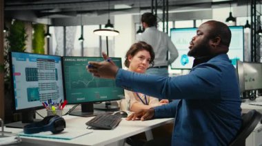 Ofiste stresli bir durumla uğraşan çileden çıkmış bir siyah yönetici, onu sakinleştirmeye ve empati göstermeye çalışan endişeli bir kadın meslektaşı. Daha büyük bir krizden kaçınmaya çalışıyorum. Kamera A.