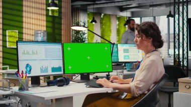Bilgisayar monitöründeki KPI ölçümlerini analiz eden yönetici yardımcısı, bilgisayardaki bilgi grafikleri ve veri analizleriyle görevi tamamlıyor. İş kadını sezgileri görüyor. Kamera A.