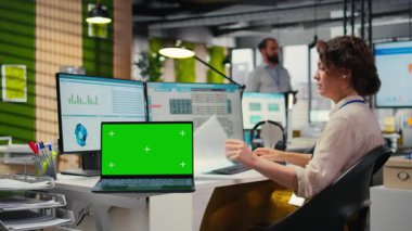 Kadın iş analisti öngörüleri fotokopi alanıyla gözden geçiriyor, şirketi genişletmek ve performans ölçümlerini artırmak için yeni bir geliştirme stratejisi geliştiriyor. Profesyonel amaçlar. Kamera A.