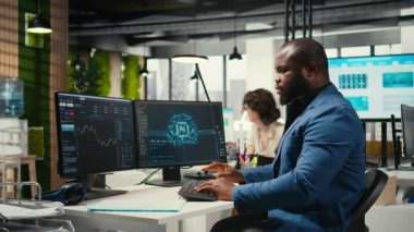 Afrika kökenli Amerikalı teknisyenler yapay zeka finansal tahminleri üzerinde çalışıyorlar. Nöro-ağ sistemleri ve derin öğrenme veri işleme sistemleri üzerinde çalışıyorlar. Karar vermek için uyarlanabilir algoritmalar. Kamera A.