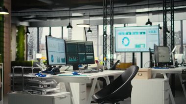 Tahminde bulunmak, geliştirmeyi analitik ve performans ölçümleriyle planlamak için bilgisayarları olan boş kurumsal iş istasyonları. Çalışma alanındaki sinerji ve verimlilik.