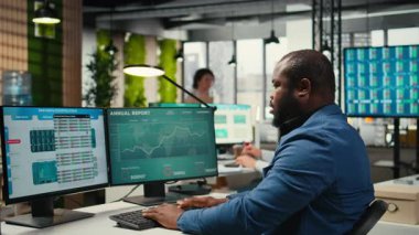 Bayan meslektaşım genel müdür için dosya klasörleri getiriyor ve arşiv dosyalarında takım liderine yardım ediyor. Verimli örgütsel iş akışını sağlama sekreteri. Kamera A.