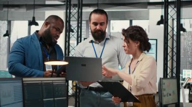 Çeşitli çalışan grupları, performans ölçümlerini uygulamak için tablet üzerindeki grafiklerden elde edilen verileri kullanarak proje planlama ve analizinde işbirliği yapmaktadır. Ekip çalışması ve işyeri ittifakı. Kamera B.