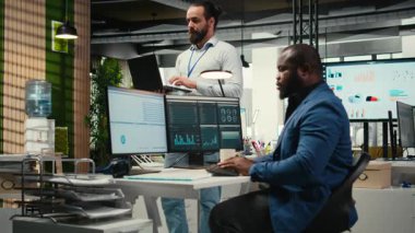 Günlük görevleri tamamlayan ve iş verimliliğini izleyen ofis yöneticisi, bilgi grafikleri hakkında veri içgörülerinden yararlanarak yönetim çözümleri için performans raporları ve açıklamalar oluşturmaktadır. Kamera A.