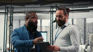 İş adamları işyerindeki verimlilik kavrayışlarını izleyen analistler, ayrıntılı performans ölçümleri ve açıklamaları, iş yönetimini planlamak için analitiklerden yararlanıyorlar. Kamera B.