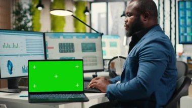 İzole edilmiş kopya alanının yanında KPI göstergelerini inceleyen ofis danışmanı, yenilikleri yönlendirmek için yeni bir büyüme planı ve strateji kuruyor. İş geliştirme ve üretkenlik. Kamera B.