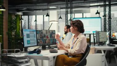 Mali strateji detaylarını paylaşmak için video görüşmeleri yapan bir kadın, veri analizini raporlar için bir brifing oluşturmak için kullanıyor. Konferans yoluyla etkili bir ortaklık kurmak. Kamera A.