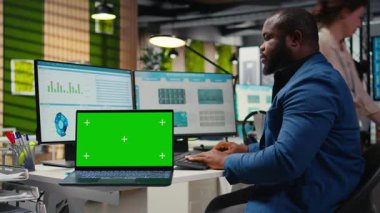 Dizüstü bilgisayarında izole edilmiş kopya alanı olan KPI ölçümlerini analiz eden erkek danışman, iş geliştirme planlarına stratejik bir zihniyet uyguluyor. Yeniliği ve hedeflere ulaşmayı destekleyin. Kamera A.