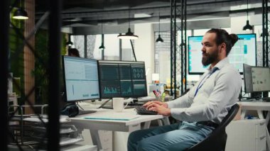 Finansal veri tahminlerini bilgisayar ekranında inceleyen profesyonel danışman, girişim hedeflerine uyum sağlamak için yenilikçi iş çözümleri geliştiriyor. Şirket endüstri stratejisi. Kamera A.