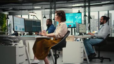 Kadın iş analistleri, tahminler ve kurumsal gelişim için yazma bilgilerini koz olarak kullanıp, stratejik hizalamalar için finansal veri tablolarını hedeflere göre kullanırlar. Kamera A.