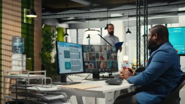 Uzaktan internet sohbeti yoluyla yatırımcı grubuyla istatistikleri tartışmak üzere ortaklarla çevrimiçi video görüşmesinde siyahi analistler bir araya gelerek içgörü ve kaynak tahsisini tartıştılar. Kamera A.