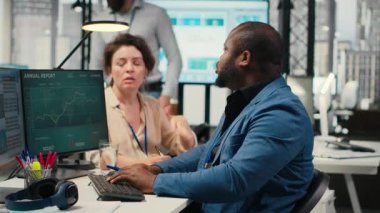 İş kadını baskı altında, iş arkadaşı tarafından hayal kırıklığına uğruyor, iş gerginliği ve kaos yüzünden hayal kırıklığına uğruyor. İnsanlar görev teslim tarihine yetişemiyor, endişeli patron. Kamera B.