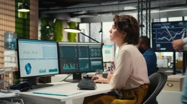 İş yerindeki kadın danışman kazancı artırmak ve iş operasyonlarını genişletmek için yeni bir strateji düşünüyor. İş kadını analitik oturum için veri bilgilerini inceliyor. Kamera A.