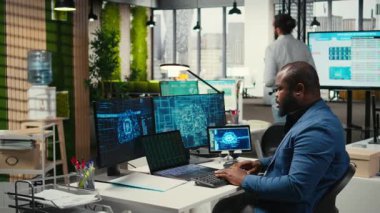 Uzman danışman bilgisayardaki yapay zeka araçlarıyla KPI raporlarını inceleyerek, makine öğrenimi için yapay zeka ağlarıyla çalışıyor. Yenilik ve optimizasyon vurgulanıyor. Kamera A.