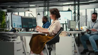 Kadın danışman, stratejiyi hedeflerle hizalamak ve verimli proje uygulamasına destek olmak amacıyla beyin fırtınası ve veri tahmini, içgörü ve teknolojiden yararlanma faaliyetlerinde bulunuyor. Kamera A.